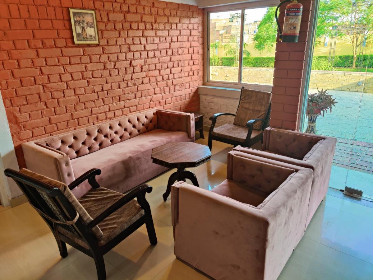 Hotel Brick Field Varanasi Exterior foto
